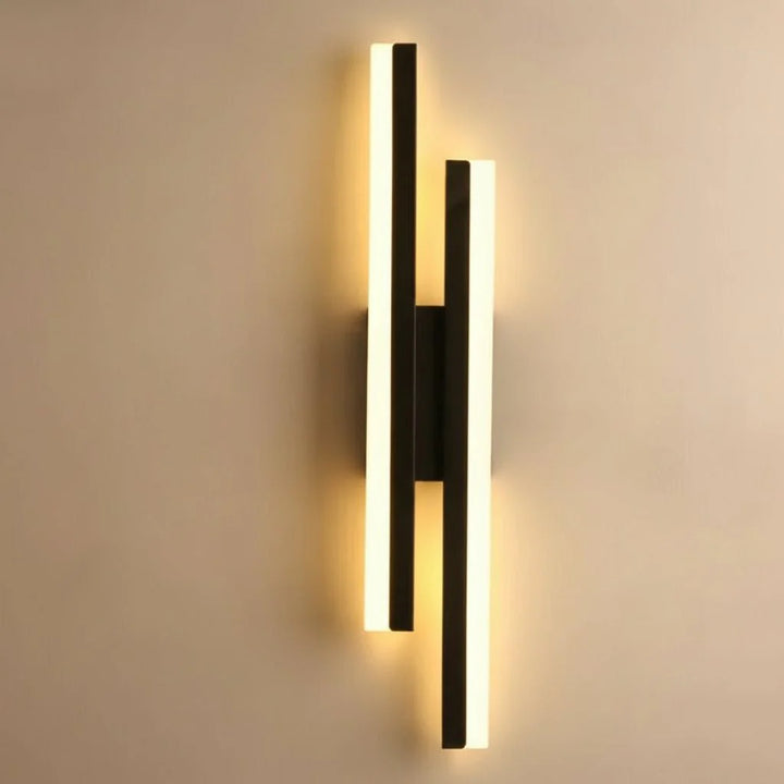 Trendige LED-Wandleuchte in Schwarz, dimmbar. Modernes Design für Innenbeleuchtung mit anpassbaren Farbmodi.