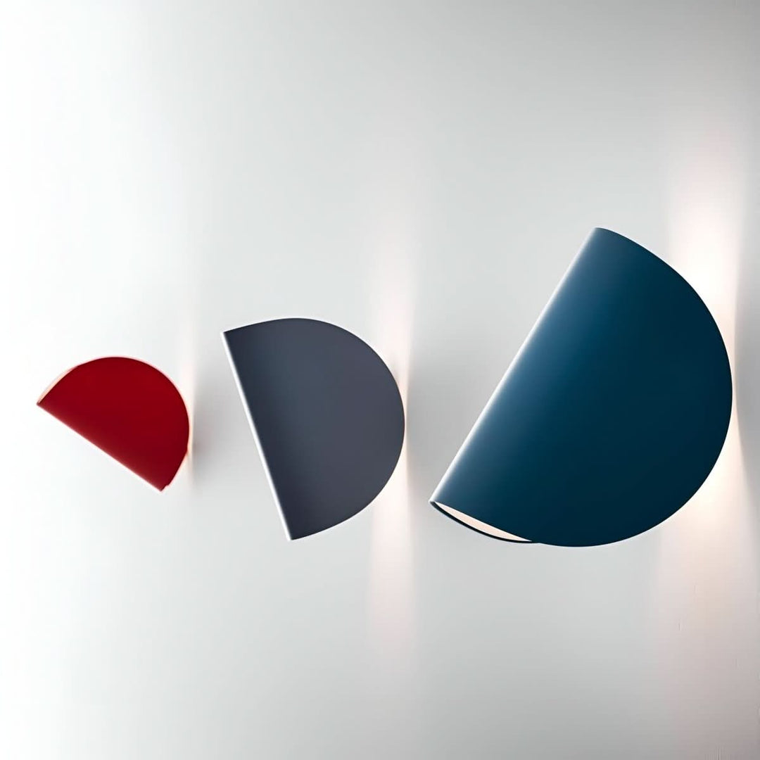 Schwenkbare LED-Wandleuchte, modern und minimalistisch. Energieeffizient für funktionale Akzentbeleuchtung. Innenbereich.