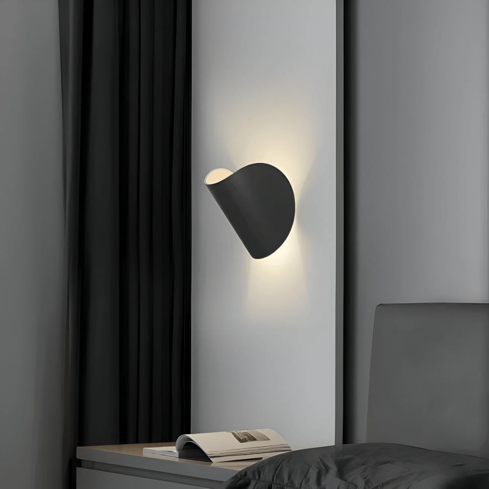 Minimalistische Designer-Wandleuchte, drehbar. LED-Beleuchtung ideal für modernes Wohnzimmer oder Schlafzimmer. Akzentlicht.