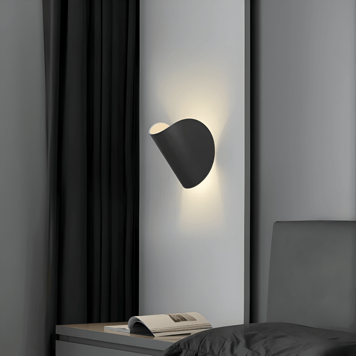 Minimalistische Designer-Wandleuchte, drehbar. LED-Beleuchtung ideal für modernes Wohnzimmer oder Schlafzimmer. Akzentlicht.