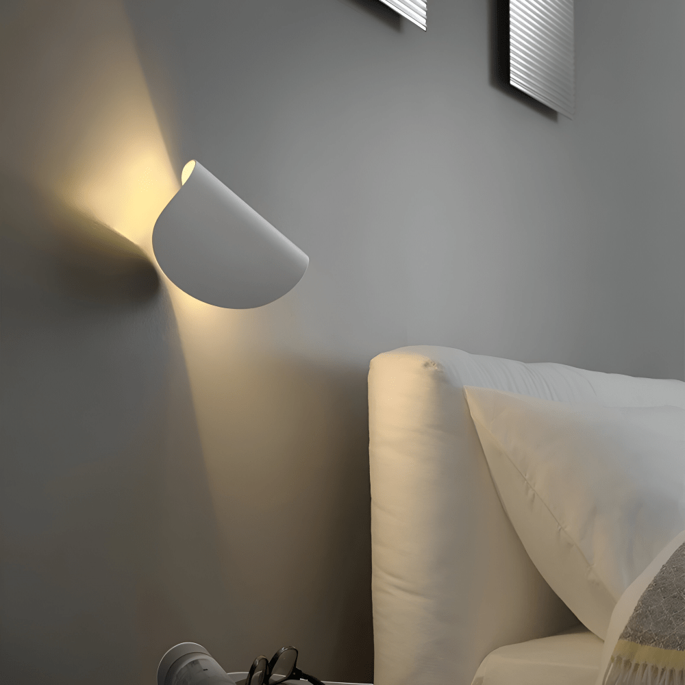 Energieeffiziente LED-Wandleuchte, drehbar. Moderne Innenbeleuchtung, perfekt als Akzentlicht im Wohnzimmer.