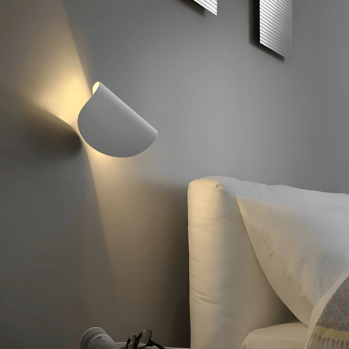 Energieeffiziente LED-Wandleuchte, drehbar. Moderne Innenbeleuchtung, perfekt als Akzentlicht im Wohnzimmer.