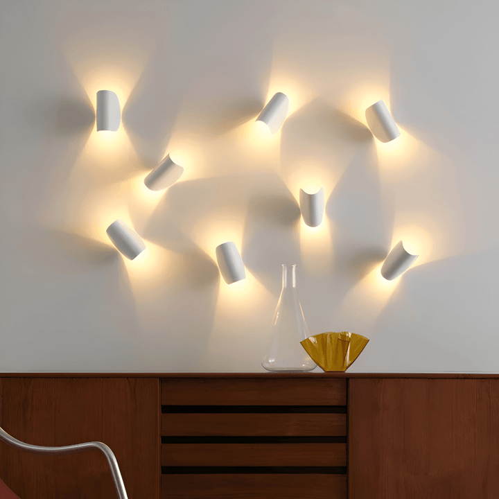 Stilvolle, moderne Wandleuchte mit drehbarem LED-Licht. Ideal als energieeffizientes Akzentlicht im Schlaf- oder Wohnzimmer.