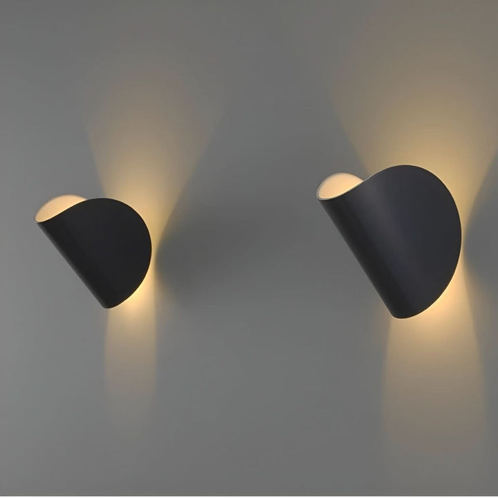 Elegante, minimalistische Designer-Wandleuchte, drehbar. Stilvolle LED-Innenbeleuchtung für modernes Wohnzimmer.