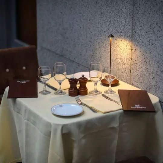 Die moderne LED-Leuchte als Highlight für stilvolle Büros und Wohnzimmer mit warmem Licht.