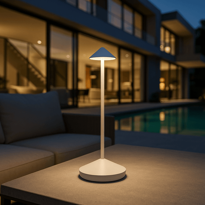 Minimalistische LED-Leuchte für Schlafzimmer und Büro, bringt modernes Design und warmes Licht.