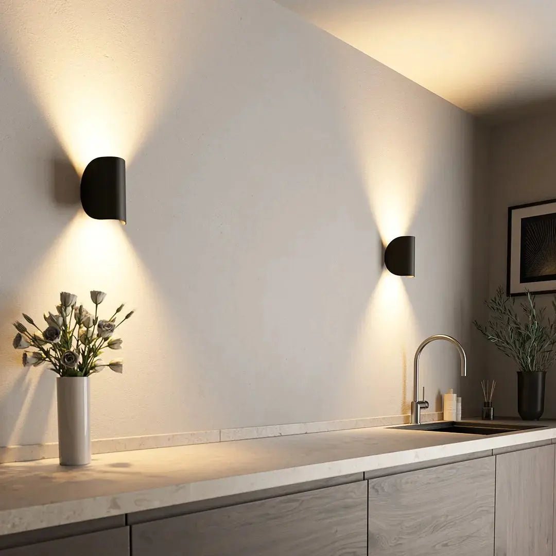 Moderne, energieeffiziente LED-Wandleuchte für stilvolles Wohnzimmer; minimalistisches Design Heimbeleuchtung.