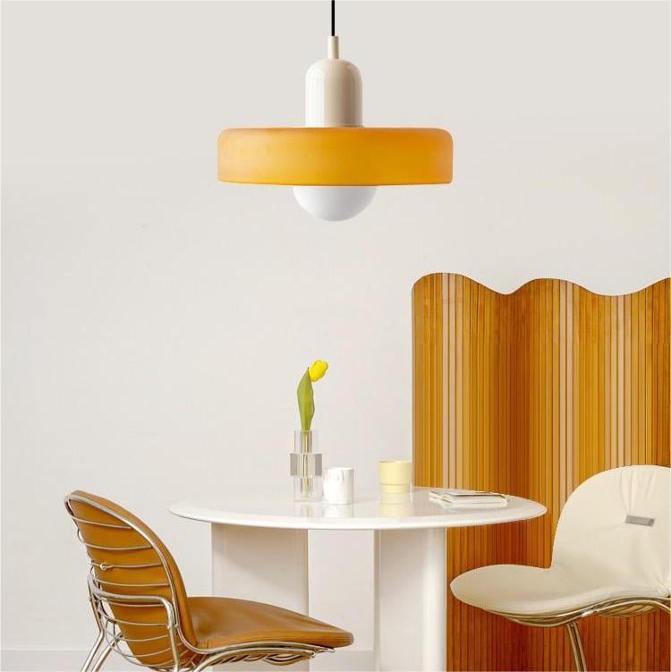 Stilvolle Wohnzimmerlampe aus Glas, bunt, als zentrale Design-Deko.