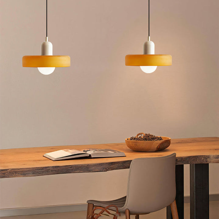 Pendelleuchte aus farbigem Glas, modernes Licht für Wohnzimmer-Ambiente.