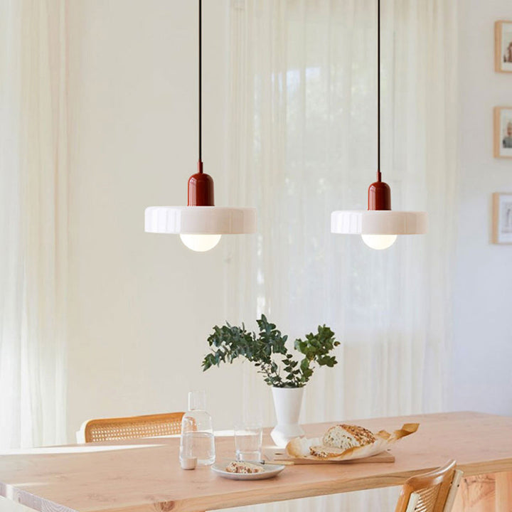 Moderne Glas-Hängelampe, bunte Design-Lampe für kreative Wohnideen.