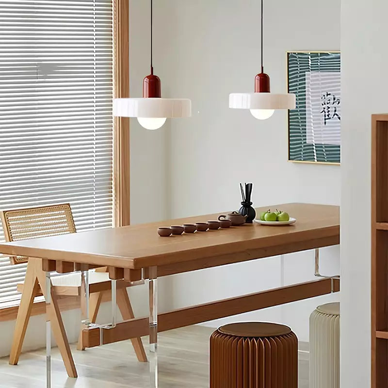 Farbenfrohe Glas-Deckenlampe, modernes Licht für die Küche.