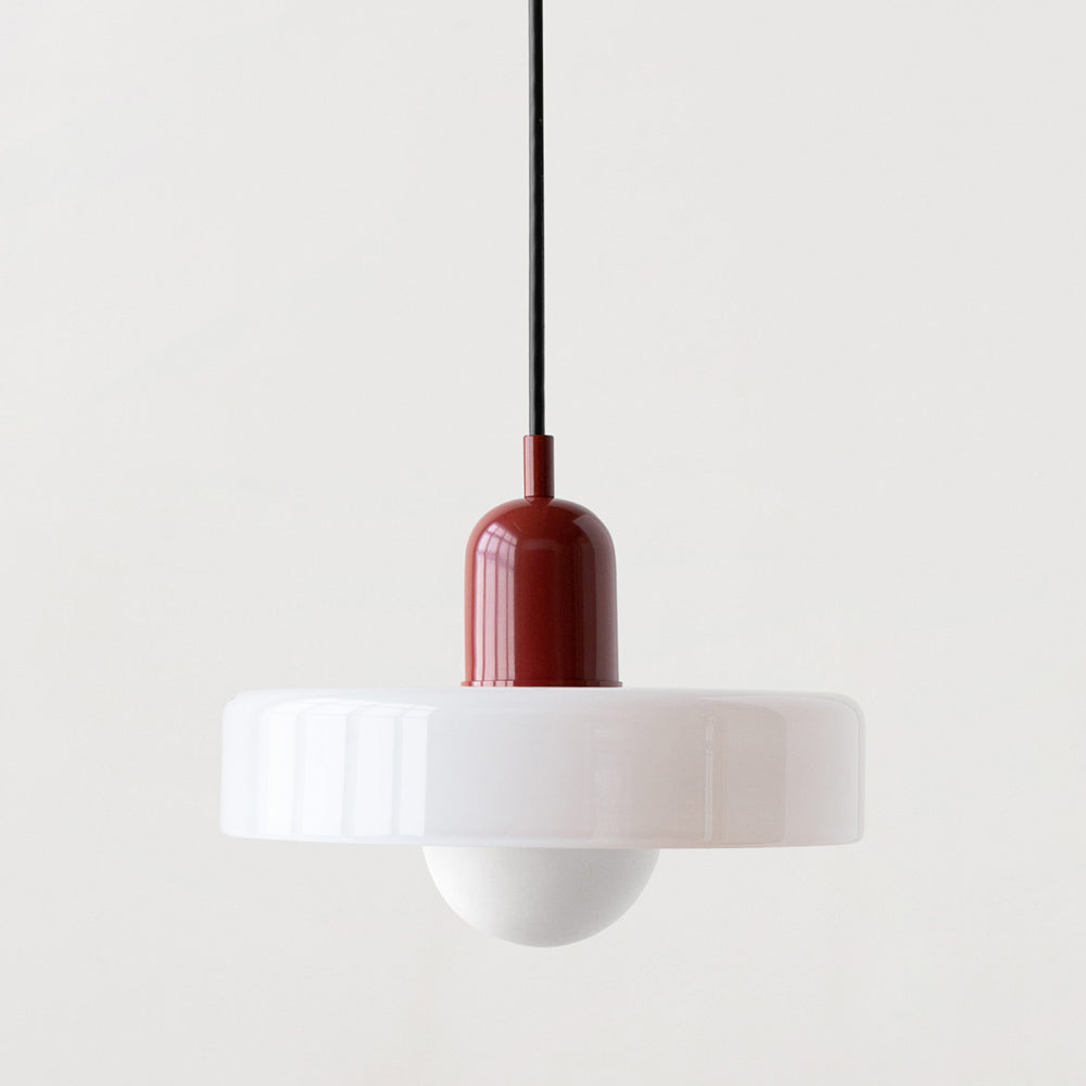 Design-Hängelampe aus Glas, farbenfroh, für ein modernes Interieur.