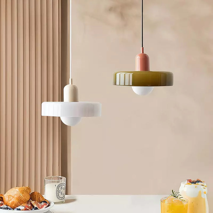 Stilvolle Glas-Pendelleuchte, mehrfarbig, für ein modernes Wohnzimmer.