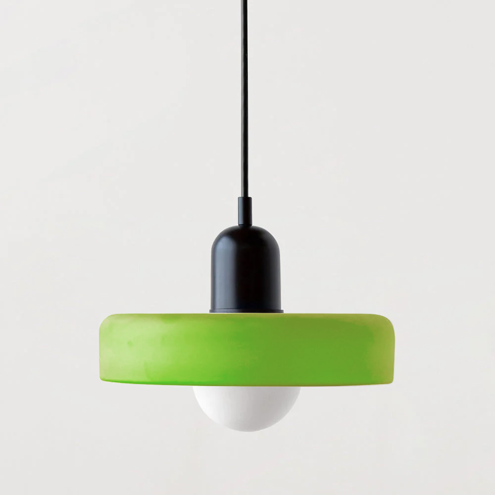 Farbenfrohe Glas-Deckenleuchte, modernes Lichtdesign für Essbereiche.