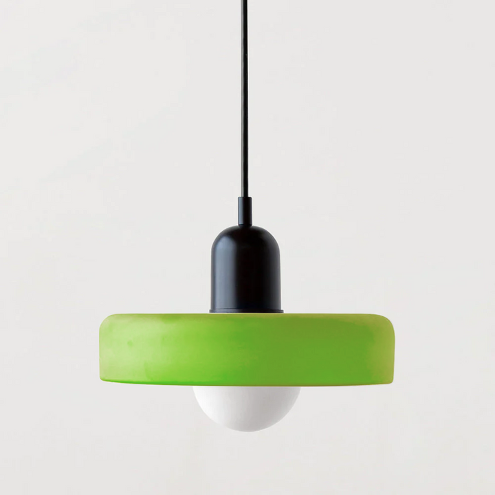 Farbenfrohe Glas-Deckenleuchte, modernes Lichtdesign für Essbereiche.