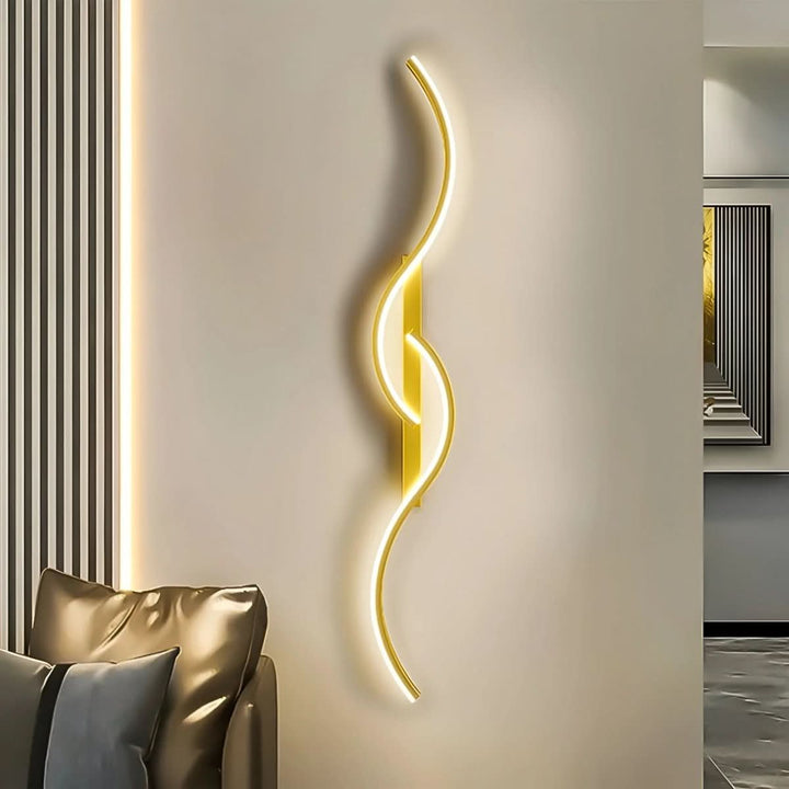 Moderne, gebogene LED-Wandleuchte SCHWUNG. Dynamisches Design für Akzent- & Ambientebeleuchtung im Wohnzimmer.