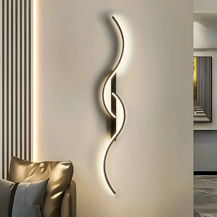 Elegante LED-Wandleuchte in gebogenem Design. Ideal für Schlafzimmer und Flur, schafft moderne Akzente.