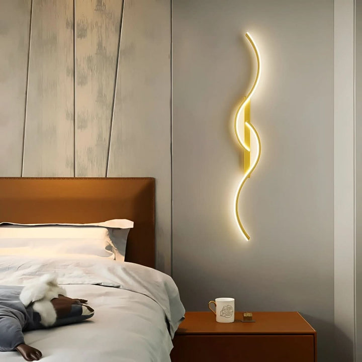 Zeitgemäße Wandleuchte mit geschwungener Form und integriertem LED-Licht für warme Ambientebeleuchtung.