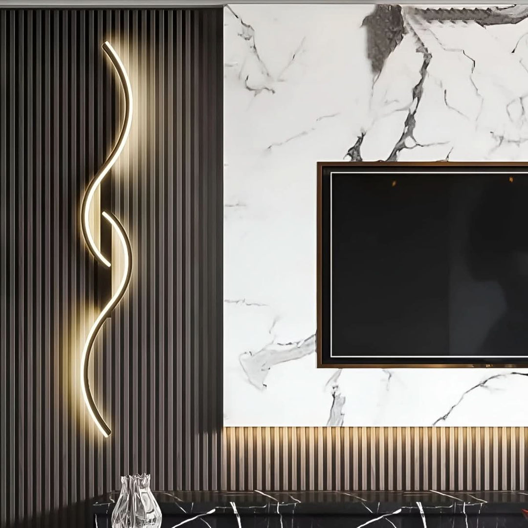 Stilvolle, gebogene LED-Wandleuchte. Vielseitig für Wohnzimmer, Schlafzimmer oder Flur als moderne Akzentlampe.