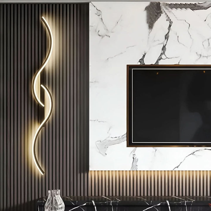 Stilvolle, gebogene LED-Wandleuchte. Vielseitig für Wohnzimmer, Schlafzimmer oder Flur als moderne Akzentlampe.