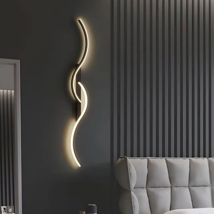 Minimalistische LED-Wandleuchte mit elegant geschwungenem Profil. Verleiht jedem Raum eine moderne Designnote.