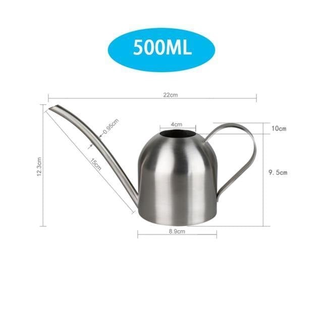 Stilvolle Gießkanne bewässert eine Zimmerpflanze. Perfekt für präzise Pflanzenpflege im Haus.