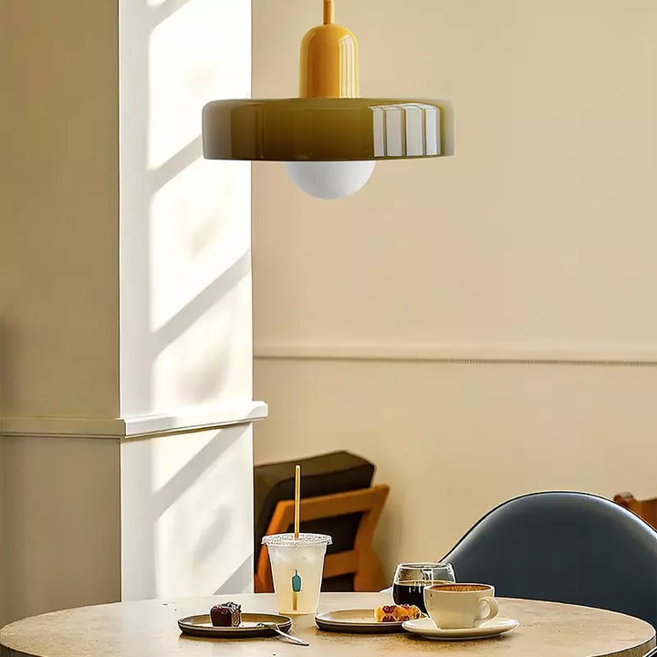 Wohnzimmer Hängelampe, farbenfrohes Glasdesign, moderne Ambientebeleuchtung.
