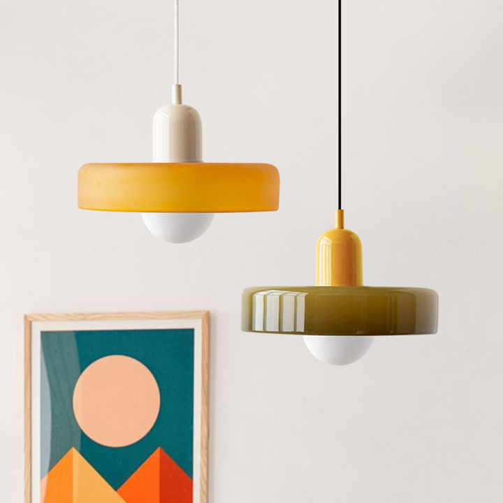 Moderne Hängelampe aus Glas, farbenfrohe Pendelleuchte, klares Design.