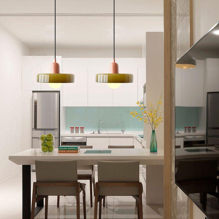 Elegante Pendelleuchte mit farbigem Glasdesign, perfekte Esszimmerlampe.