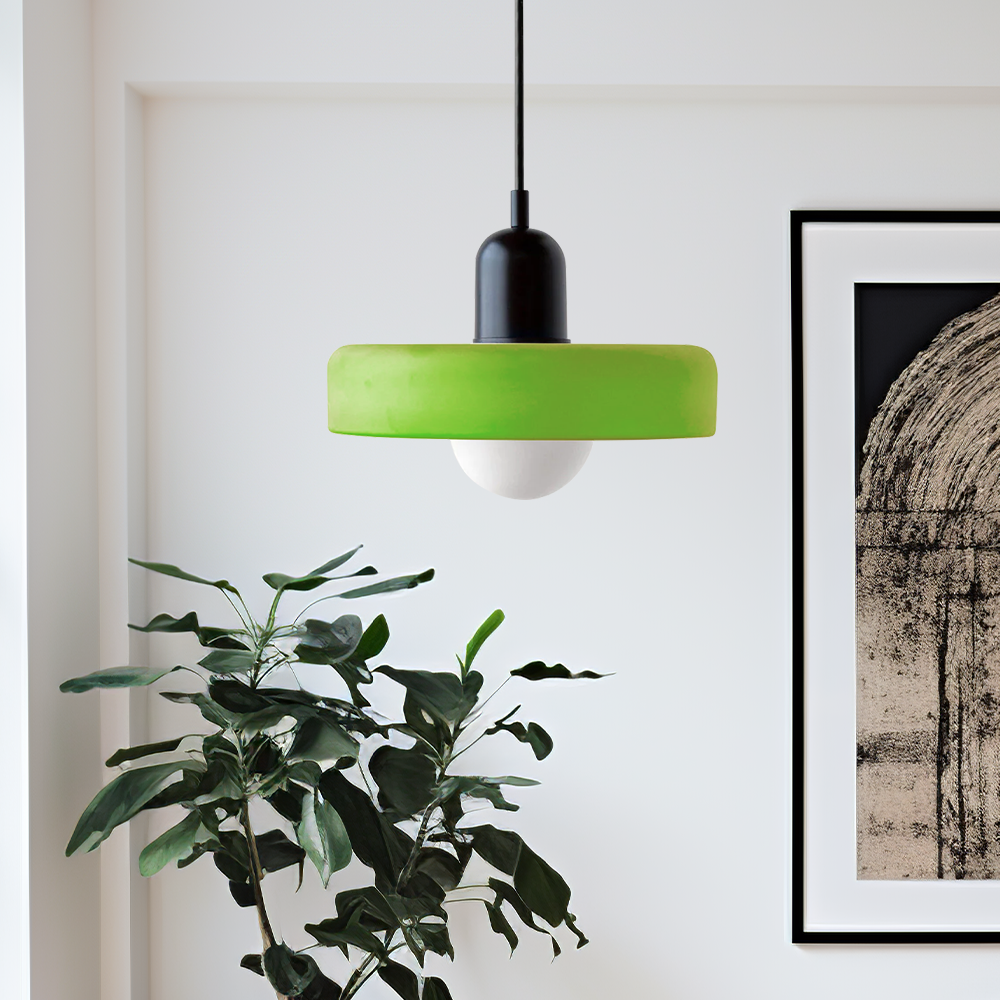 Farbenfrohe Pendelleuchte, Glasdesign, moderne Beleuchtung für kleine Räume.