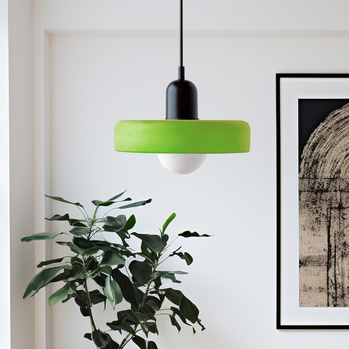 Farbenfrohe Pendelleuchte, Glasdesign, moderne Beleuchtung für kleine Räume.