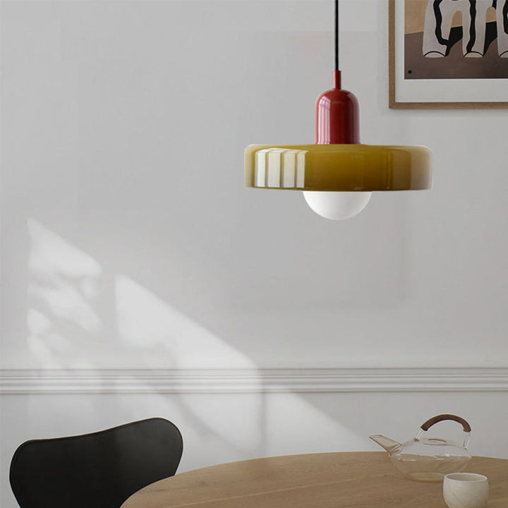 Stilvolle Hängelampe aus Buntglas, lebendige Farben, moderne Wohnzimmerlampe.