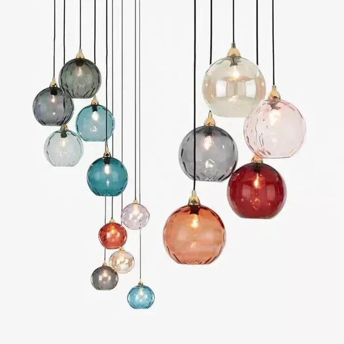 Stilvolle Glaskugel-Lampe, perfekt als zentrale Beleuchtung für Wohn- und Essbereiche.