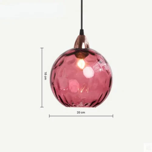 Moderne Kugelbeleuchtung aus Glas; Pendellampe für ein zeitgemäßes Interieur-Design.