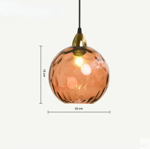 Hängeleuchte mit Glaskugel-Schirm, schafft stilvolles Licht im modernen Wohnzimmer.