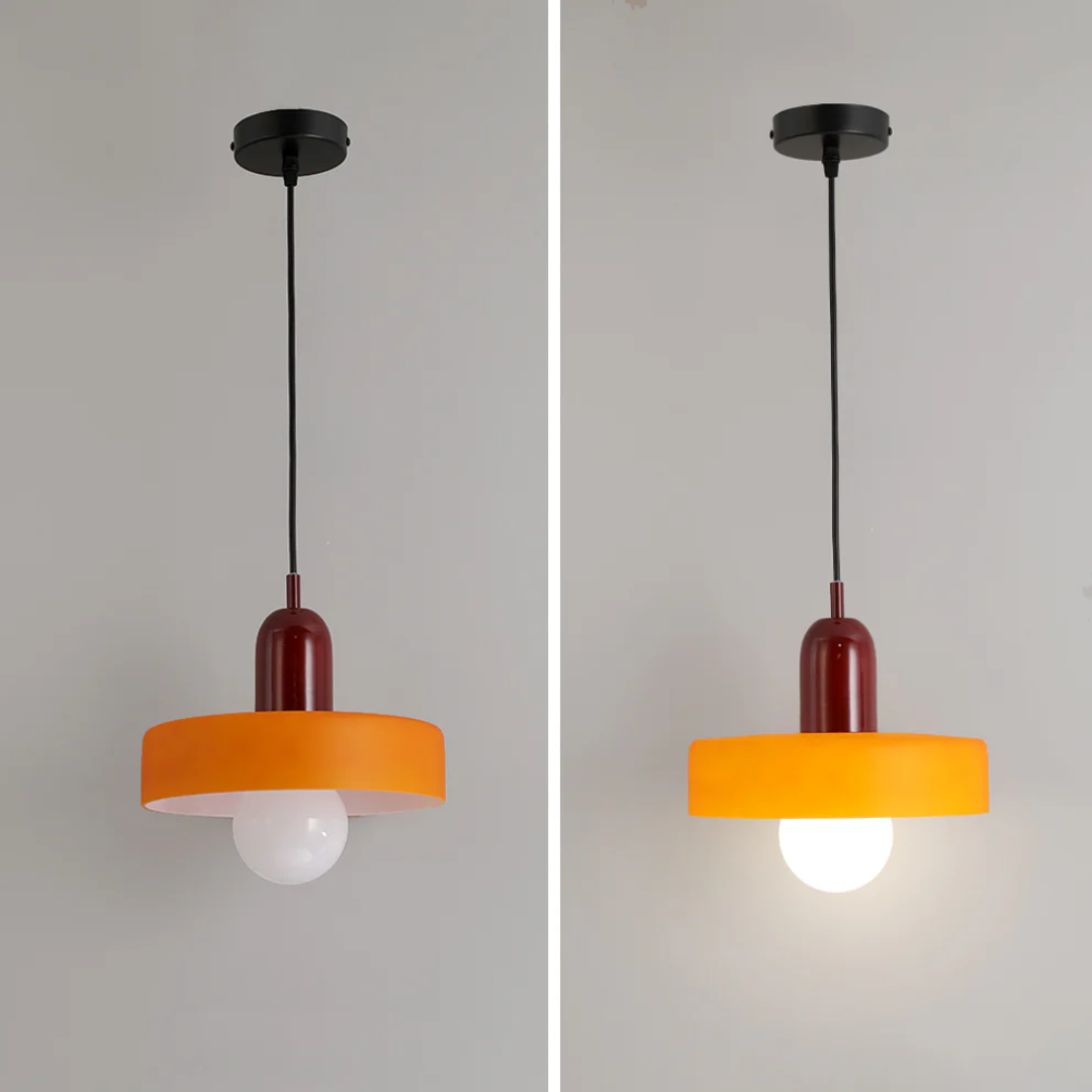 Elegante LED Pendelleuchte für Schlafzimmer. Moderne Glaslampe für Innenbeleuchtung, schafft Atmosphäre.