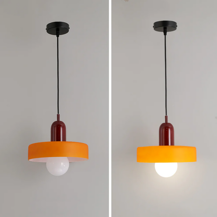 Elegante LED Pendelleuchte für Schlafzimmer. Moderne Glaslampe für Innenbeleuchtung, schafft Atmosphäre.