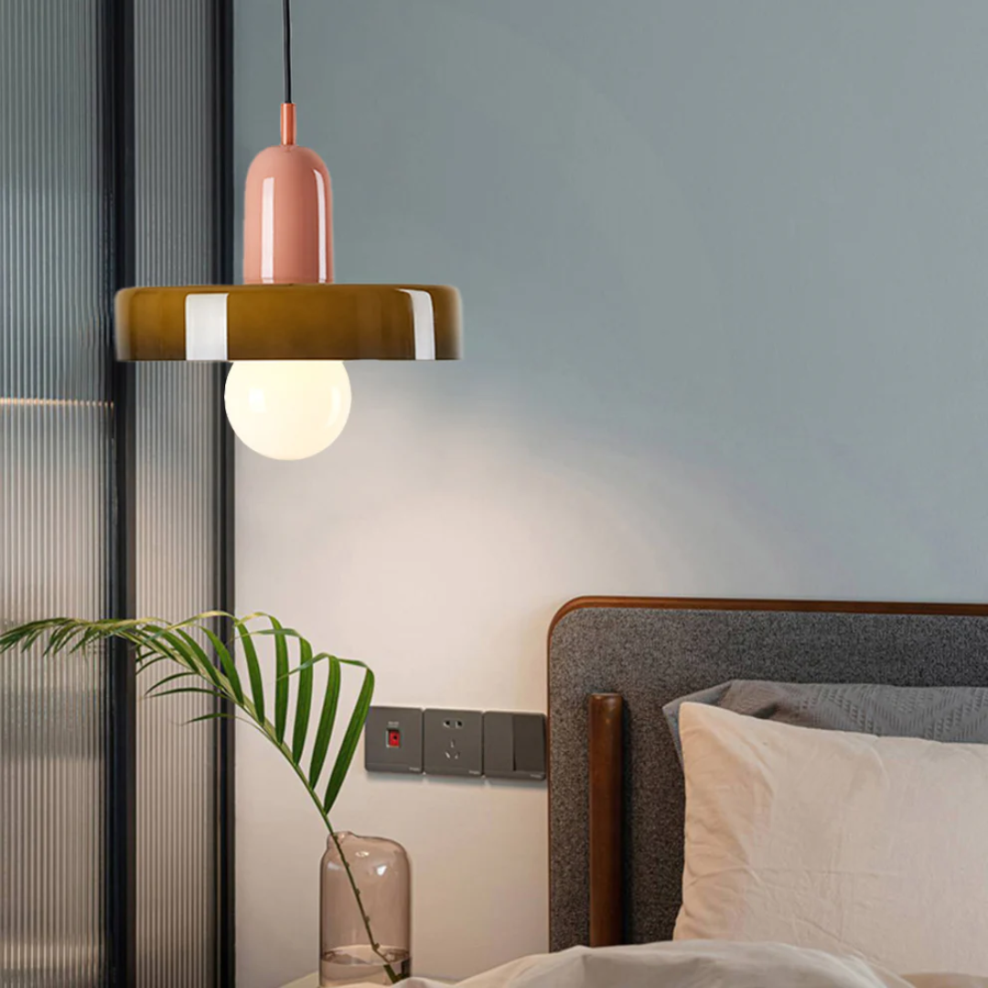 Moderne Pendelleuchte aus Glas mit LED. Stilvolle Deckenleuchte für Schlafzimmer und einladendes Ambiente.