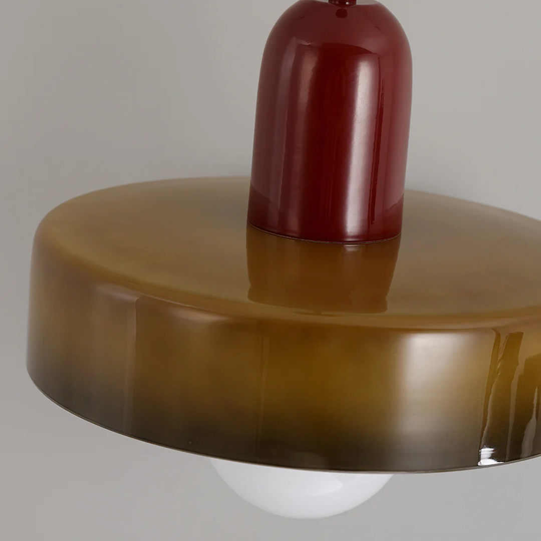 Moderne Glaslampe mit LED. Stimmungsvolle Hängelampe für Esszimmer. Energieeffiziente Innenbeleuchtung.