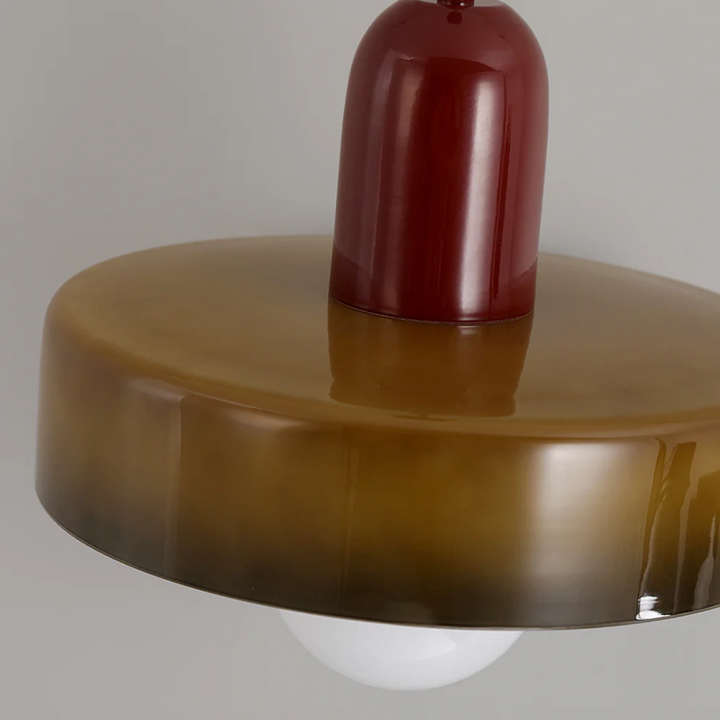 Moderne Glaslampe mit LED. Stimmungsvolle Hängelampe für Esszimmer. Energieeffiziente Innenbeleuchtung.