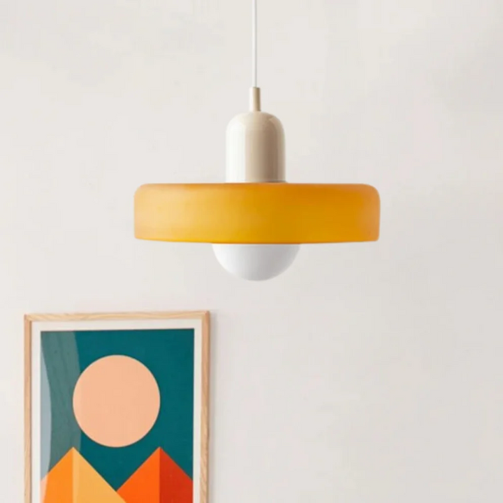 Zeitgenössische Glaslampe: Moderne LED Hängelampe, perfekt für stilvolle Innenräume und Wohnzimmer.