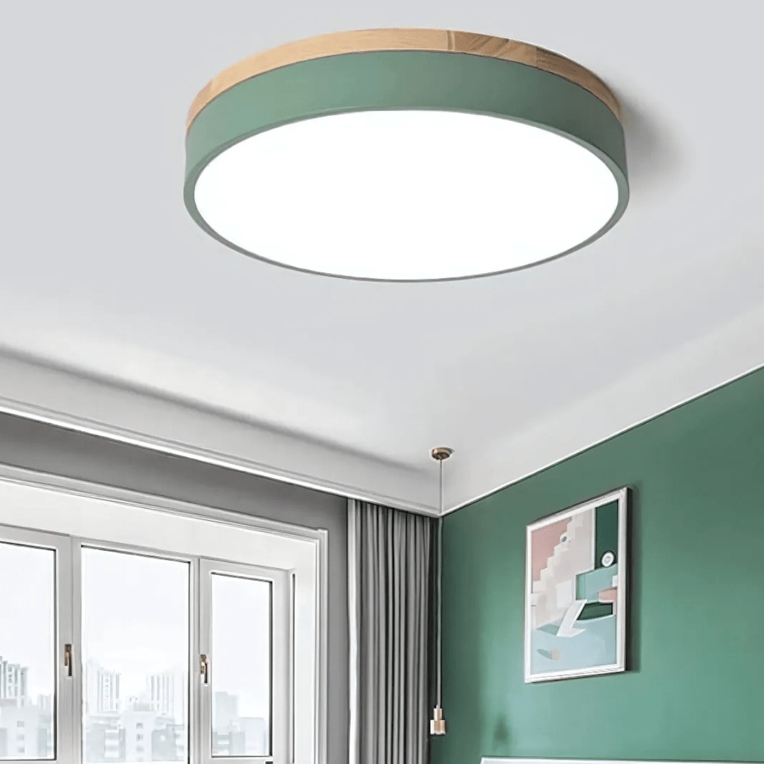Elegante Holzlampe mit energieeffizienter LED-Technik, rundes Design, schafft warmes Ambiente im Zuhause.