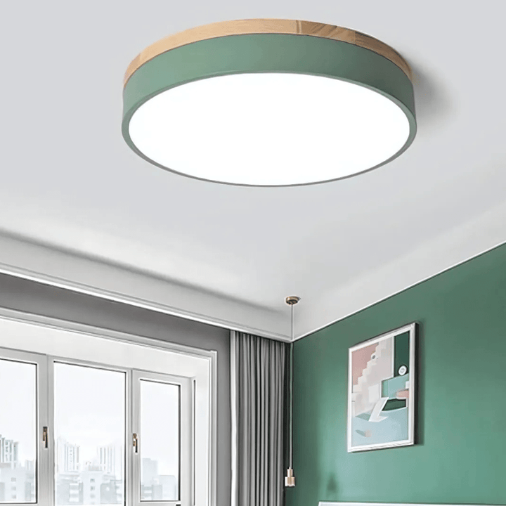 Elegante Holzlampe mit energieeffizienter LED-Technik, rundes Design, schafft warmes Ambiente im Zuhause.