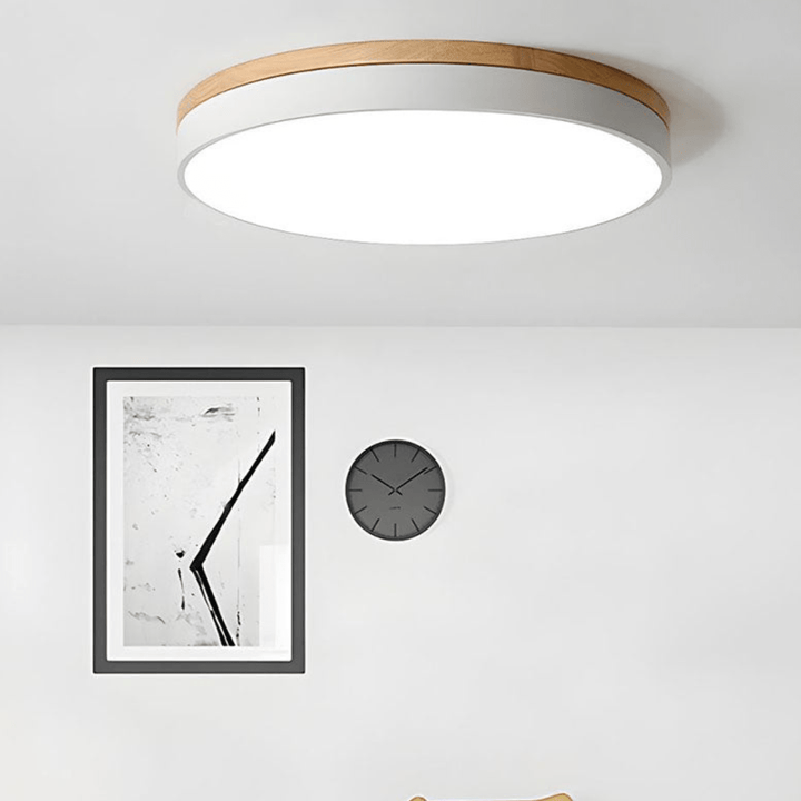 Innenbeleuchtung: Holz-Deckenlampe mit LED & Farbakzent. Moderne Designerlampe für ein gemütliches Ambiente.