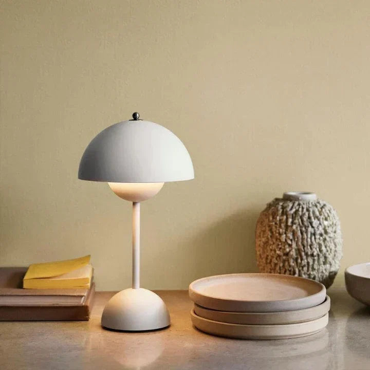Kabellose schwarze LED-Designlampe, dimmbar, modern, wiederaufladbar, für stilvolles Ambiente.