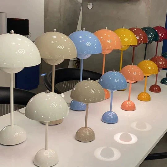 Moderne silberne Tischleuchte, kabellos, LED, dimmbar, wiederaufladbar, Dekolampe für Zuhause.