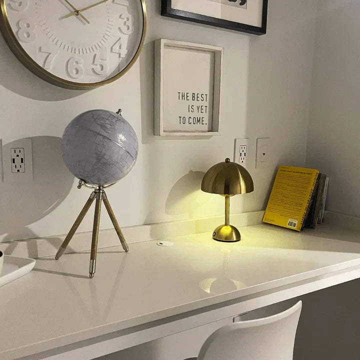 Stilvolle goldene LED Tischleuchte, kabellos, dimmbar, modern, wiederaufladbar, Stimmungslicht.