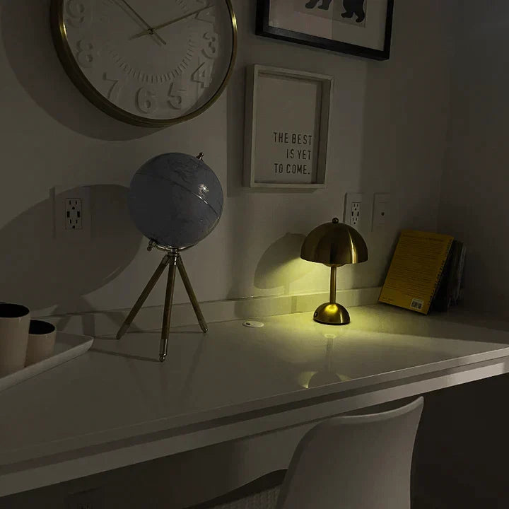 Schwarze kabellose dimmbare LED Tischleuchte, modernes Design, wiederaufladbar, Stimmungslicht.