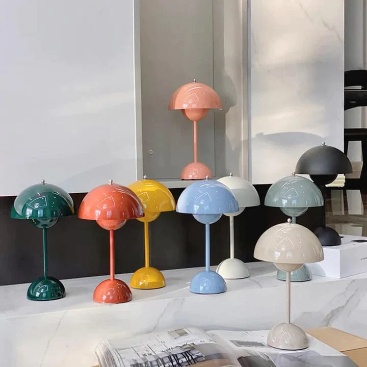 Silberne moderne Designlampe, kabellos, LED, dimmbar, wiederaufladbar, perfekt als Tischleuchte.