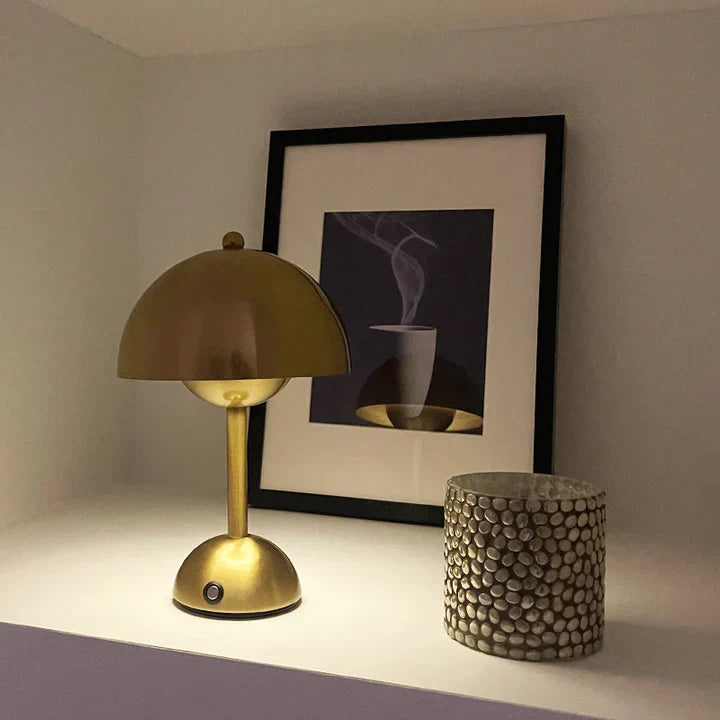 Goldene dimmbare LED Tischleuchte, kabellos, modern, wiederaufladbar, stilvolle Dekoration.